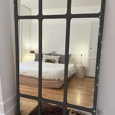 Elegant 5 Pieces Arc De Triomphe Apartment