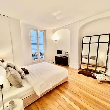 Elegant 5 Pieces Arc De Triomphe Apartment *