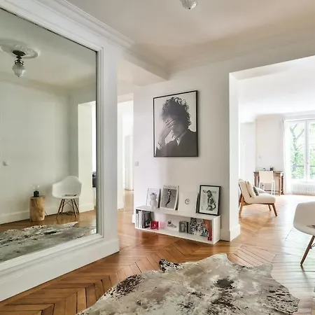 Elegant 5 Pieces Arc De Triomphe Apartment