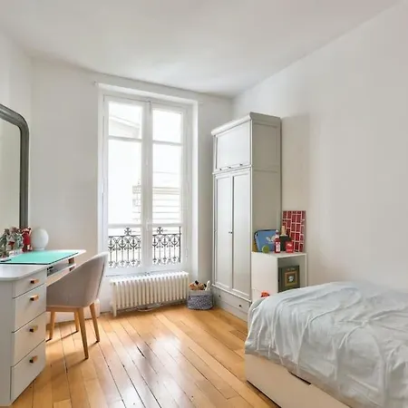 Elegant 5 Pieces Arc De Triomphe Apartment